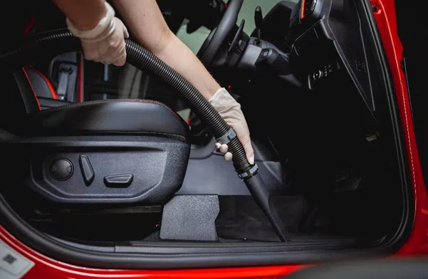 Eine regelmäßige Reinigung des Auto-Innenraums kann Schäden vorbeugen.