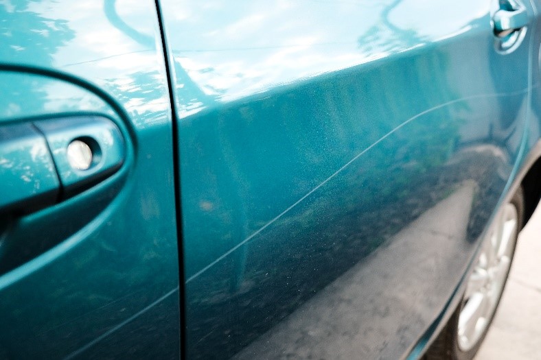 Solche tiefen Kratzer müssen vor der Leasing-Rückgabe ausgebessert werden.